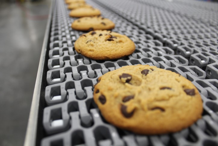 Did you know Benchmark offers a variety of product handling conveyors in both belt and chain drive options? Benchmark has the solution for your conveying needs. Learn more here: 
 ow.ly/MYhU50KiN7s #engineering #automation #manufacturing #industrialautomation #packaging