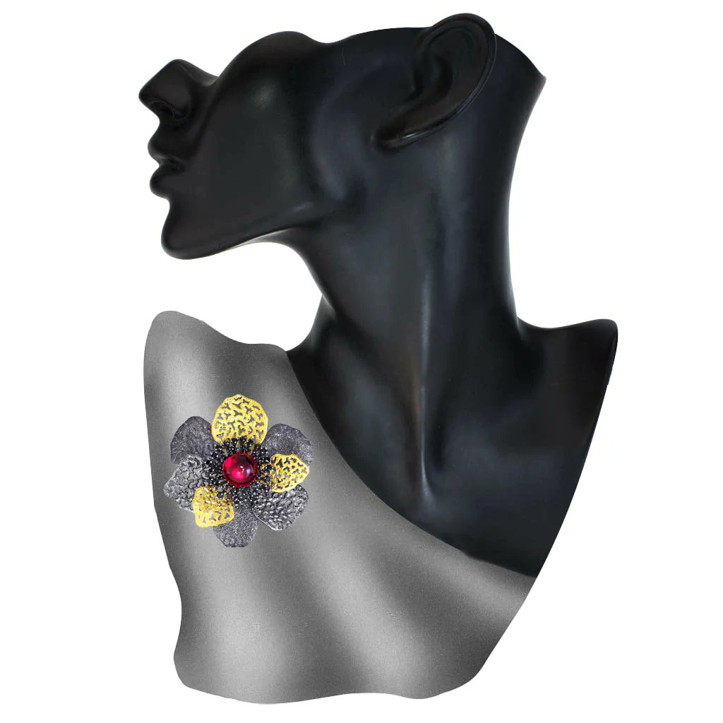 Alex__Soldier's tweet photo. Luxuriant and festive attire of Anemone Coronaria is a fine decoration of any garden with every petal having its own unique ornament, like life lines of the human palm. And each gracious curve of its petal is reaching towards the sun. Handmade with❤️in NYC. #alexsoldier #brooch https://t.co/y0zg2gtRB2