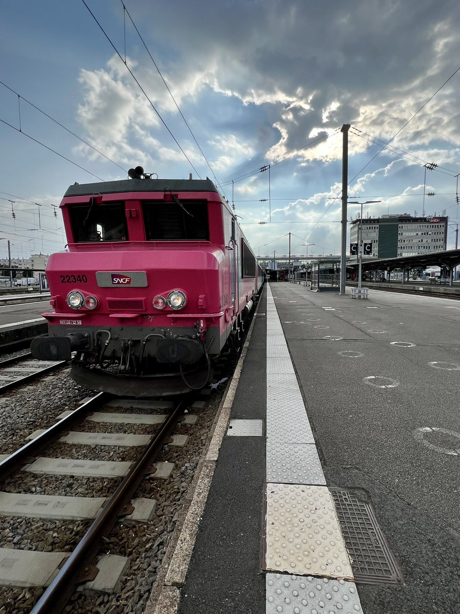 SebTrp's tweet photo. Ce soir et avec quelques nuages, je suis le conducteur du train #OuigoTrainClassique #4076 de Nantes à Paris Austerlitz 😉 Bon voyage avec @OUIGO #teamOuigo #SNCF #trains https://t.co/ByutVBK22T