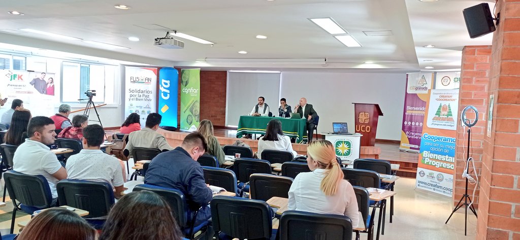 Confecoop Antioquia (@confecoopant) on Twitter photo 🧐 #AEstaHora Estamos viviendo un conversatorio entre <a href="/luisfercalle/">Luis Fernando Calle Viana---- La risa siempre</a>, director de <a href="/Fusoan/">Fusoan</a>; Juan David Zuluaga, gerente de @CoopAlagro; Fredy Mafla de <a href="/GobAntioquia/">Gobernación de Antioquia</a>.
🔴 En vivo: fb.watch/e_3EOL9p3a/ 🧐 #AEstaHora Estamos viviendo un conversatorio entre <a href="/luisfercalle/">Luis Fernando Calle Viana---- La risa siempre</a>, director de <a href="/Fusoan/">Fusoan</a>; Juan David Zuluaga, gerente de @CoopAlagro; Fredy Mafla de <a href="/GobAntioquia/">Gobernación de Antioquia</a>.
🔴 En vivo: fb.watch/e_3EOL9p3a/