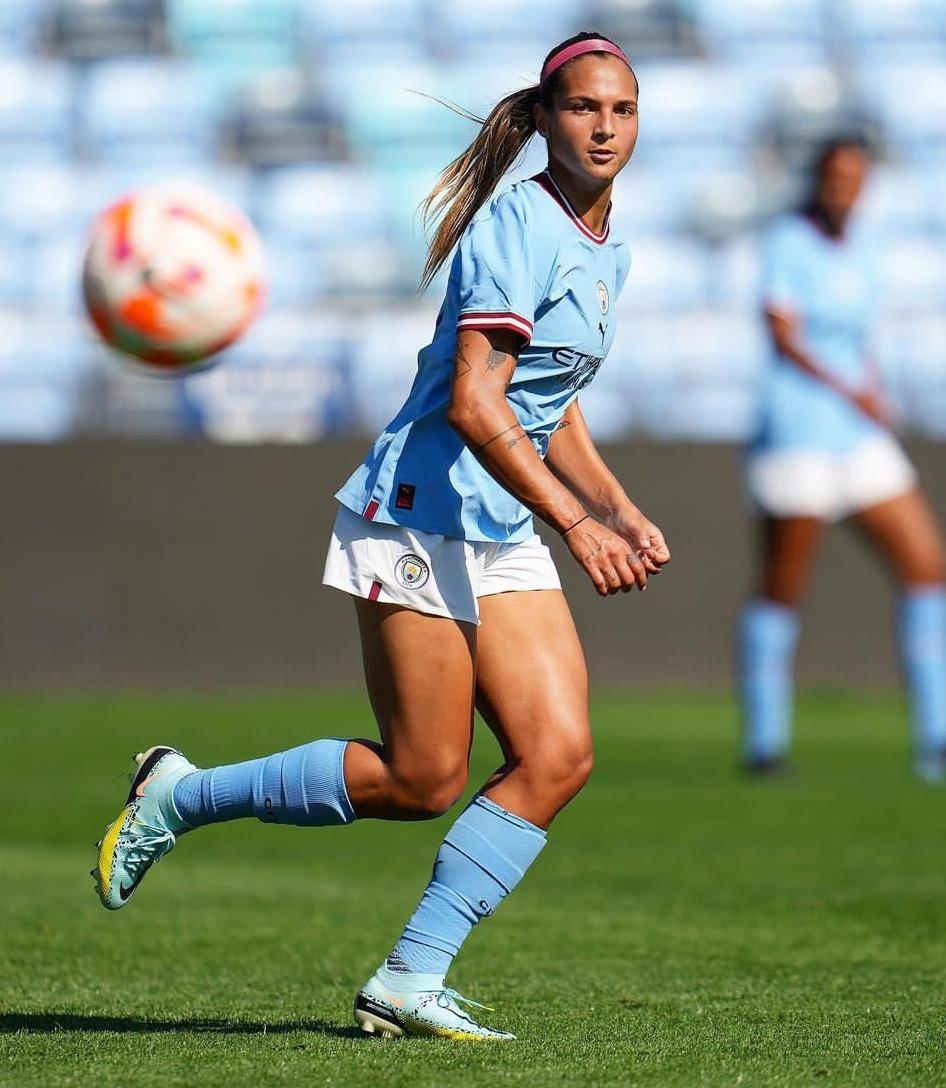 ¡A solo horas! ✍🏻 Deyna Castellanos está lista para su debut con el Manchester City enfrentando a Tomiris-turan en la primera ronda de la UEFA Champions League. Tras varias semanas entrenando con el equipo, HOY (3:00 PM) podría ser el tan ansiado debut que todos esperábamos 🔥