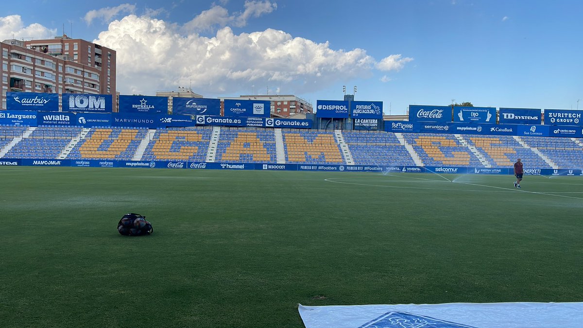 UDMelilla's tweet photo. En menos de una hora arranca nuestro amistoso ante @UCAMMurciaCF 

Un partido que puedes seguir en directo en el siguiente enlace 📺👇🏻

https://t.co/zwmY2NyntL https://t.co/os9fcFZQDR