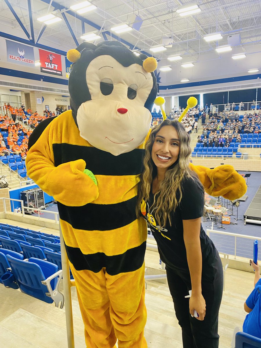 EBarajas_24's tweet image. Bring on the new year! ☺️🐝 @MsVarelasClass @JeanMarieAust12 @ONoeRodriguez #BeesIgnited #NISDignited #NISDConvocation2022