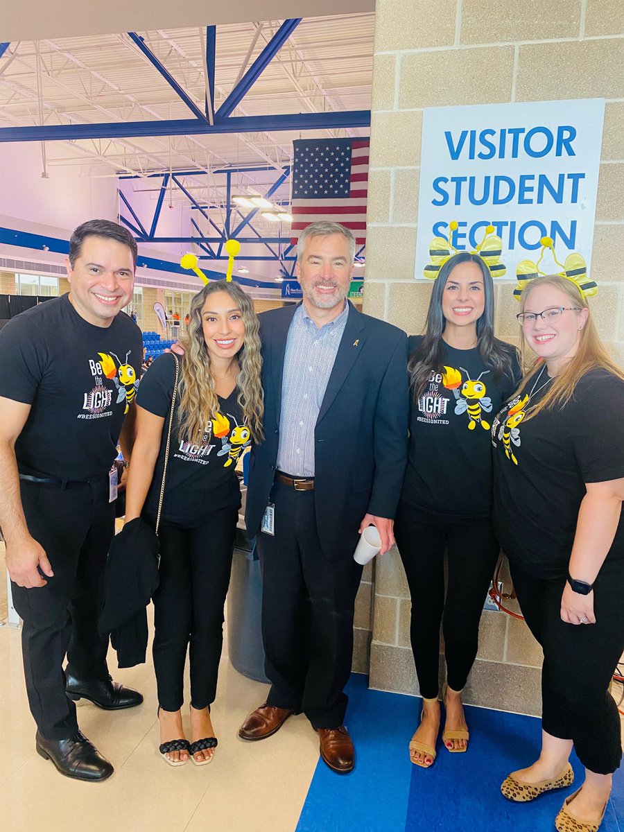 EBarajas_24's tweet image. Bring on the new year! ☺️🐝 @MsVarelasClass @JeanMarieAust12 @ONoeRodriguez #BeesIgnited #NISDignited #NISDConvocation2022