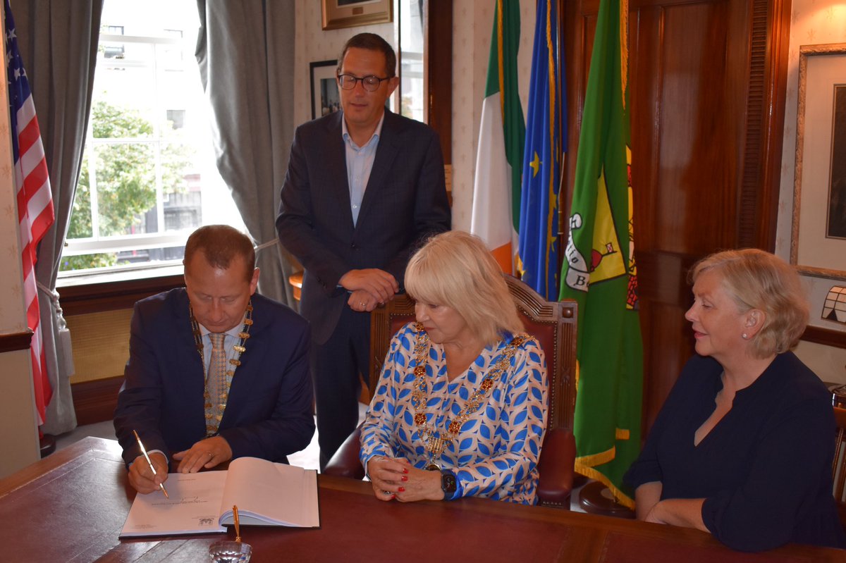 CorkChamber's tweet photo. Great welcome today from @corkcitycouncil Lord Mayor Cllr @deirdreforde and CEO Ann Doherty for Chamber President @RonanMMurray and CEO Conor Healy. Wide ranging discussion on key issues and opportunities for city over coming years as well as delivery of new City Development Plan https://t.co/TkQ6ZoQoqa