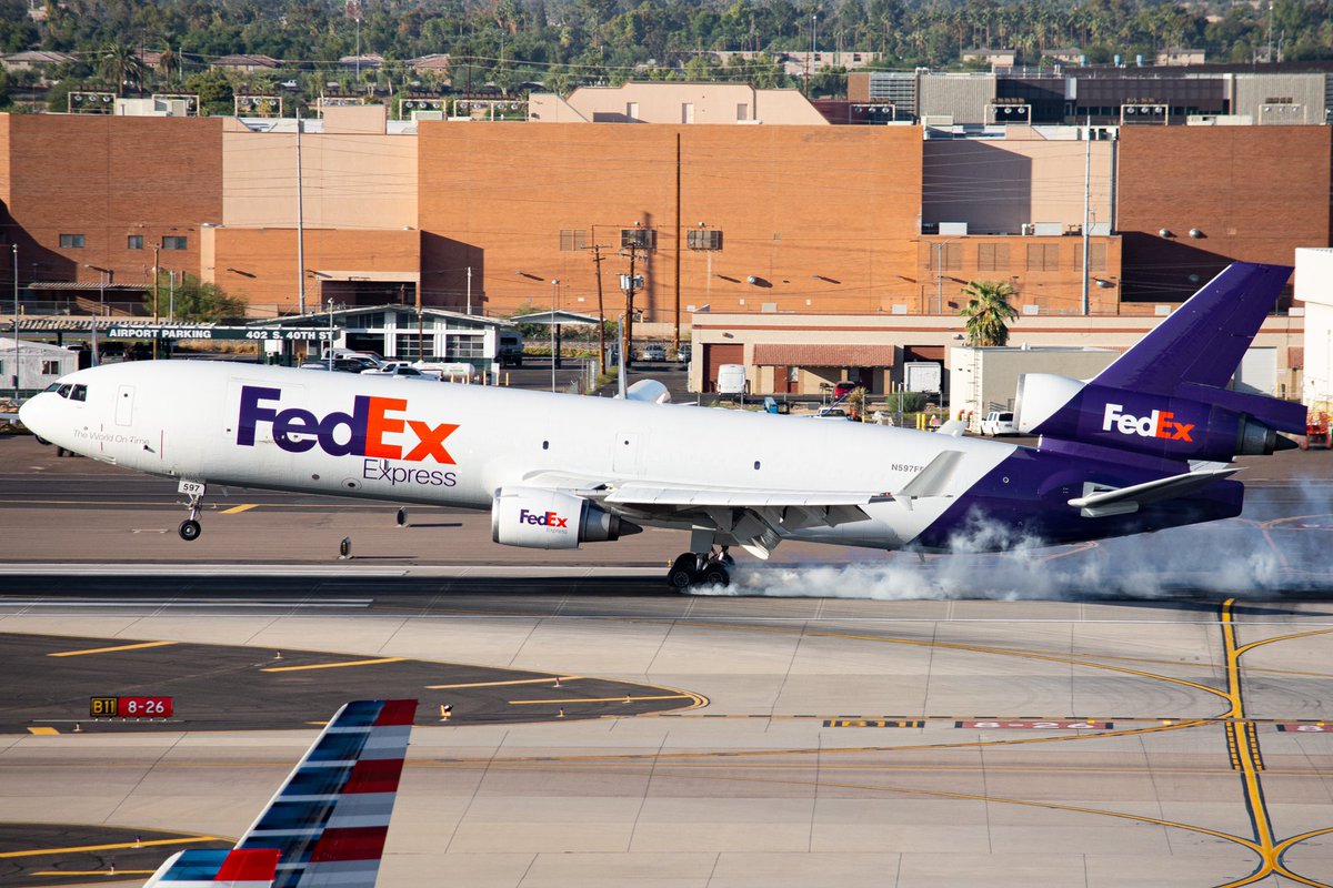 PhoenixSpotting's tweet photo. Slamming touchdown on runway 26 by @FedEx at @PHXSkyHarbor! https://t.co/uml5G38Nsw