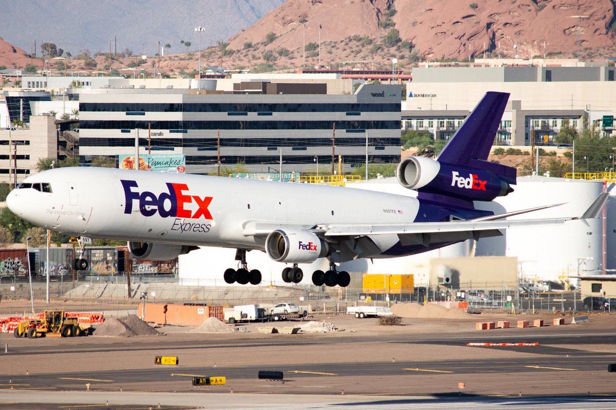 PhoenixSpotting's tweet photo. Slamming touchdown on runway 26 by @FedEx at @PHXSkyHarbor! https://t.co/uml5G38Nsw