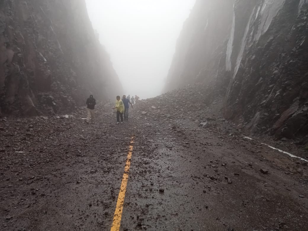 cepcsonora's tweet photo. Se mantiene incomunicado el paso entre Sonora y Chihuahua en el Puerto San Luis, autoridades de los tres niveles de gobierno ya trabajan en la zona, se recomienda extremar precauciones. https://t.co/ksnsrlwLAl