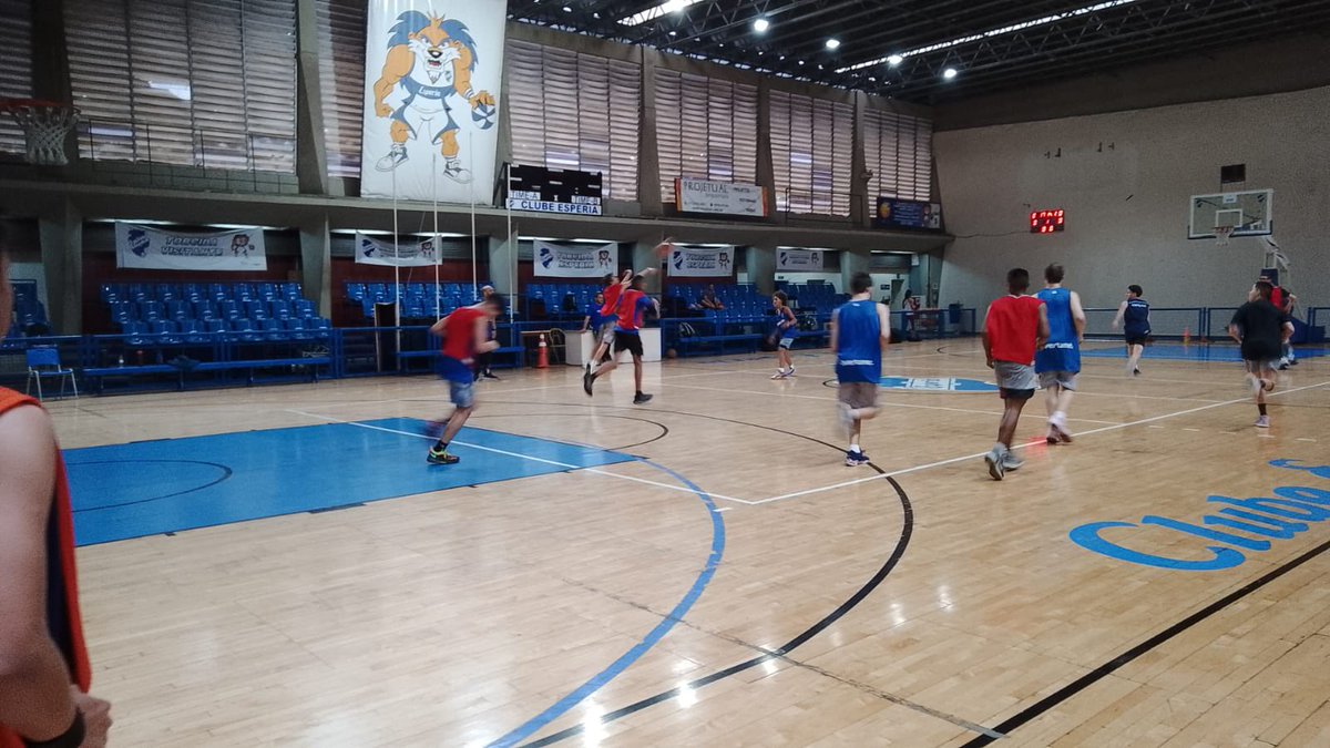 tv_esperia's tweet photo. Acontece agora, no clube Esperia, o treino de basquete masculino, da categoria sub-14, orientado pelo professor Gustavo.
Vamos, rapaziada!
📸: Reprodução/ @felixsimplicio
📝: Reportagem/ @lucca_fazzi
#esperia #datafootweb https://t.co/rjFhsyxYjS