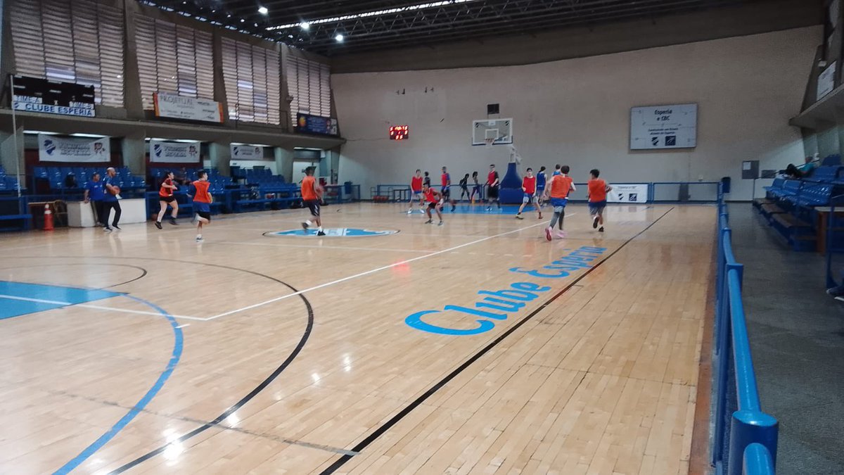 tv_esperia's tweet photo. Acontece agora, no clube Esperia, o treino de basquete masculino, da categoria sub-14, orientado pelo professor Gustavo.
Vamos, rapaziada!
📸: Reprodução/ @felixsimplicio
📝: Reportagem/ @lucca_fazzi
#esperia #datafootweb https://t.co/rjFhsyxYjS