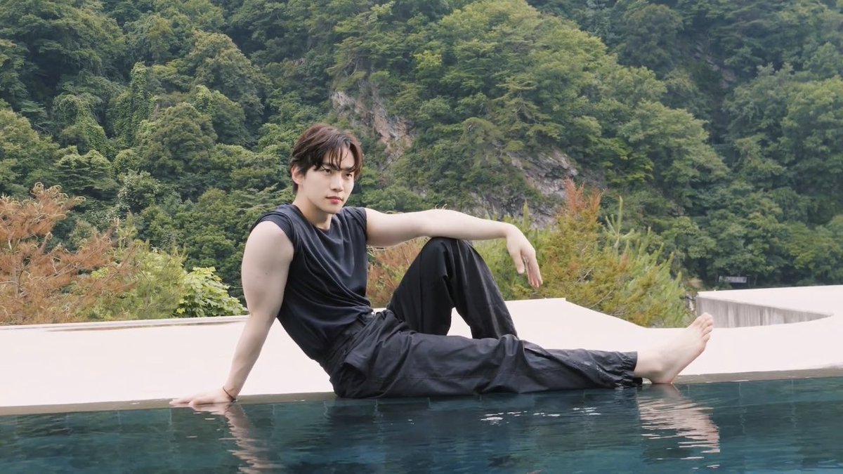 Elmaeve77's tweet photo. HIS THIN WAIST 😱🔥🔥🔥 https://t.co/4vGUziy5la