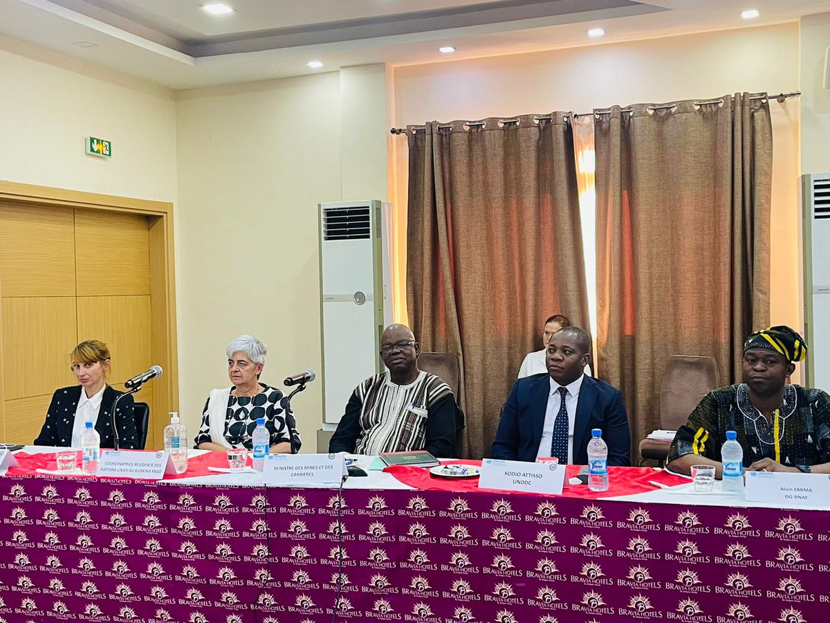 Au 🇧🇫 
👉🏼l’Or représente 81,4% des valeurs exportées
⛔️50T par an échappent au commerce légal 
💥les groupes terroristes font de l’orpaillage une source de revenu 

<a href="/UNODC_AML/">UNODC Response to Criminal and Terrorist Finance</a> soutien le Burkina pour mieux comprendre et atténuer les risques de BC/FT lié à l’or

🙏🏼<a href="/StateDeptCT/">State Dept CT Bureau</a>