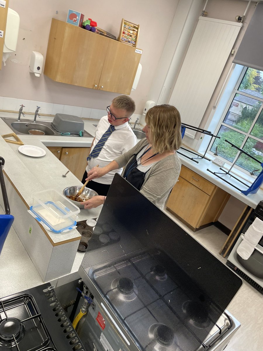 MorganSfL1's tweet photo. Our #ESA2 had a great first day back to @morganacad_he making Chocolate Crunchy Cakes! They all worked so quickly and cleanly! Excellent job guys.๐ง๐ฐ #MorganESA #Inclusion #Nurture #SkillsForLife @morganacademy1 https://t.co/q5uA7HszeW