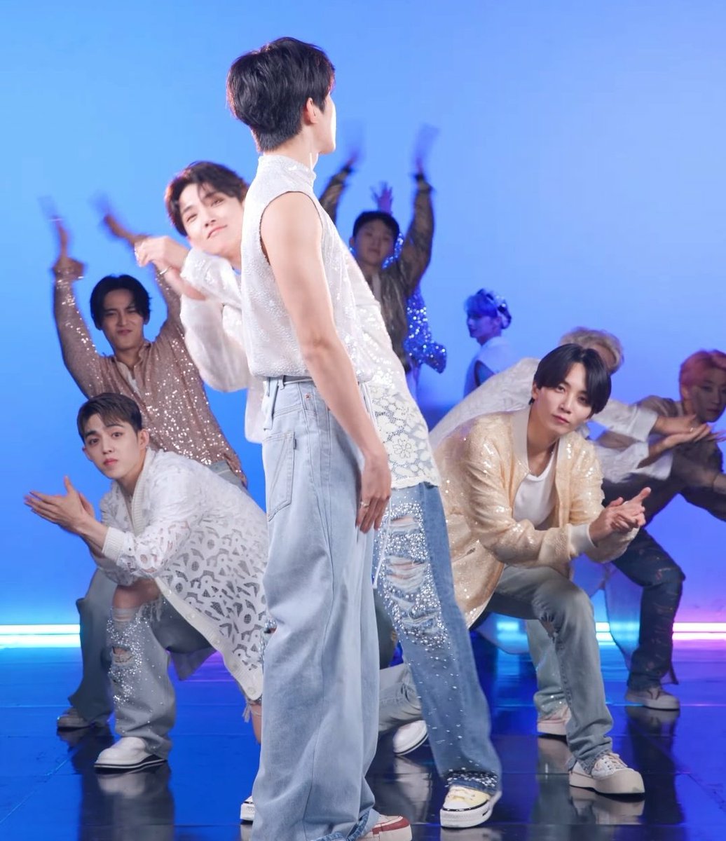 shusjunnie's tweet photo. So glad he has 12 brothers behind his back. https://t.co/13HtT1lAYk