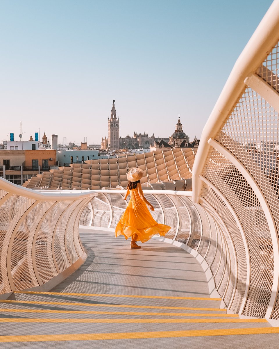 ¡Descubre nuevos destinos! Llévate la cámara y las lentes apropiadas, como hizo <a href="/dianamiaus/">Diana Millos</a> en Sevilla. Ahorra espacio y peso extra con la nueva EOS R10 que al igual que la lente RF-S 18-45mm f4.5-6.3, es retráctil y se adapta a muchos escenarios, consiguiendo grandes resultados.