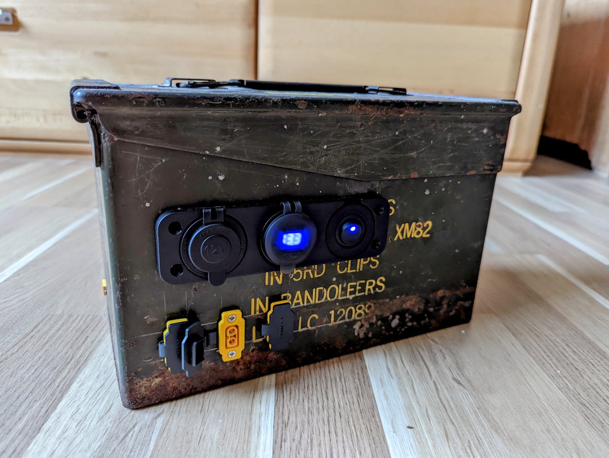 Spike05de's tweet photo. Neuer Einsatzzweck: Früher Geocache, jetzt Strombox mit intern Victron 75/15 MPPT, 18 Ah LiFePo4 Eremit und extern 50 Ah LiFePo4. Ideal für den Micro Camper, CB-Funk und Amateurfunk 😀 #microcamper #cbfunk #afu #diy https://t.co/oHUoitwM7G