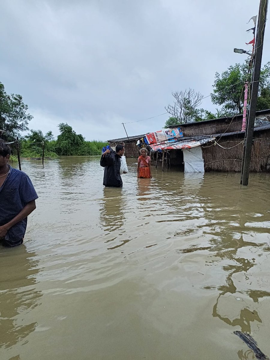 સૂરત જિલ્લા તલાટી કમ મંત્રી મંડળના કામરેજ તાલુકાના તલાટી કમ મંત્રી શ્રી પવન ચાવડા હડતાળ હોવ છતાં કમર સુધીના પાણીમાં ઉતરી લોકોને રાહત કામગીરી મા કામ કરે એ તલાટી કમ મંત્રી......#TCMStrikeGujarat 
<a href="/surattalati/">Surat jilla talati mandal</a> 
<a href="/GRTMM1/">ગુજરાત રાજ્ય તલાટી મંત્રી મહામંડળ (OFFICIAL)</a> 
<a href="/CMOGuj/">CMO Gujarat</a> 
<a href="/PMOIndia/">PMO India</a> 
<a href="/brijeshmeja1/">Brijesh Merja</a> 
<a href="/KanuDesai180/">Kanu Desai</a> 
<a href="/TCM_Mangrol/">માંગરોળ તાલુકા તલાટી મંડળ</a>
