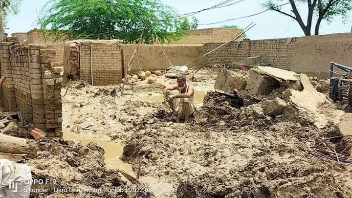 ExpertsFacebook's tweet photo. ہمیں برسوں لگ جاتے ہیں یہ گھر بناتے بناتے اور پھر بارشیں آتی ہیں،پانی اور سیلاب ہمارا سب کچھ بہا کے لے جاتے ہیں۔ ہم مجبوری و لاچاری کی تصویر بنے اپنی قسمت کو کوستے رہتے ہیں۔میڈیا، حکومت اور ریاست خاموش تماشائ بنی ہوئ ہے۔
#TaunsaNeedsAttention 
#تونسہ_بچاؤ https://t.co/jFD7uR1AiK