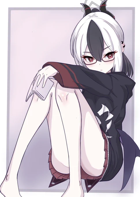 読書とかオフィスワークは眼鏡かけてそうな カヨコ#ブルアカ 