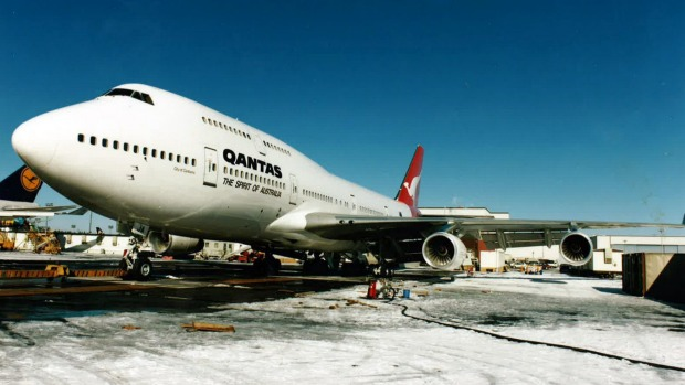 AirNavRadar's tweet photo. 🗓️On this day in 1989, a Qantas Boeing 747 (VH-OJA), City of Canberra, flew a nonstop flight from London to Sydney, setting a world record for a four-engine jet after flying 17,039.00 kilometers in 20 hours, 9 minutes, and 5 seconds.✈️

📸: Traveller

#Qantas #Boeing747 #VHOJA https://t.co/EEqx7GAbgX