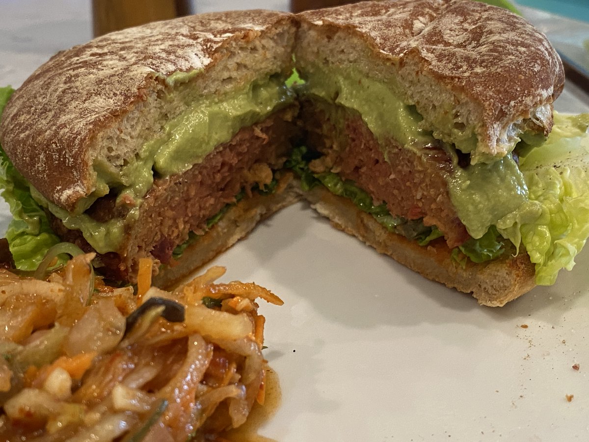 OptamizApp's tweet photo. Want a plant-based burger for you AND your carnivore friends? With Dr. Praeger's Perfect Burger you can finally eat the same meal as your guests. Even our carnivore friends love their burgers! (This one has avocado creme, sriracha, lettuce, and a Dave's Killer burger bun.) YW ;-) https://t.co/BvrmNcygOf