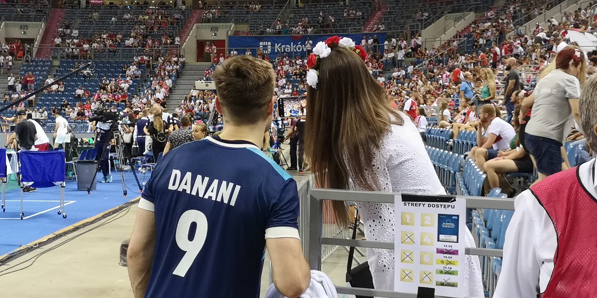 W pierwszym meczu #Wagner2022 <a href="/SantiDanani/">Santi Danani</a> lepszy od Uroša, Argentyna pokonuje Serbię 3:1 🇦🇷🇷🇸

Nasz libero zdążył już znaleźć pierwsze fanki 😎🤳

A już o 20:00 na boisko wyjdzie #gangłysego, liczymy na występ Bartka Kwolka 🇵🇱✊

#JurajscyRycerze⚔️