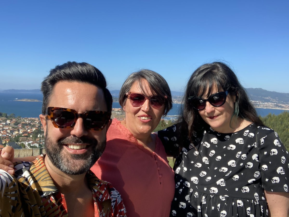 🎂 Hai 2 anos decidimos poñer a andar este fermoso proxecto ao que chamamos <a href="/enlinguadsignos/">enlinguadesignos</a>. Hoxe celebramos que estamos felices de camiñar xuntiñas. Non todo vai ser traballar! ✌🏼💗🥂#aniversario #enlinguadesignos