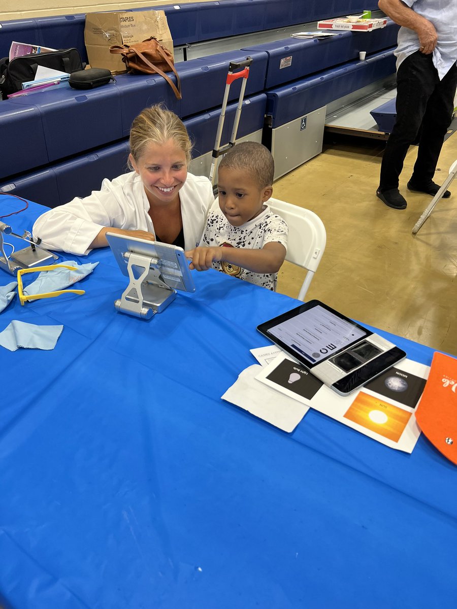 LilyYoungC's tweet photo. Had the best time doing #amblyopia screening at the Bronx Back To School Health and Literacy Fair @MontefioreNYC @EinsteinMed https://t.co/mW1s4JxhkI