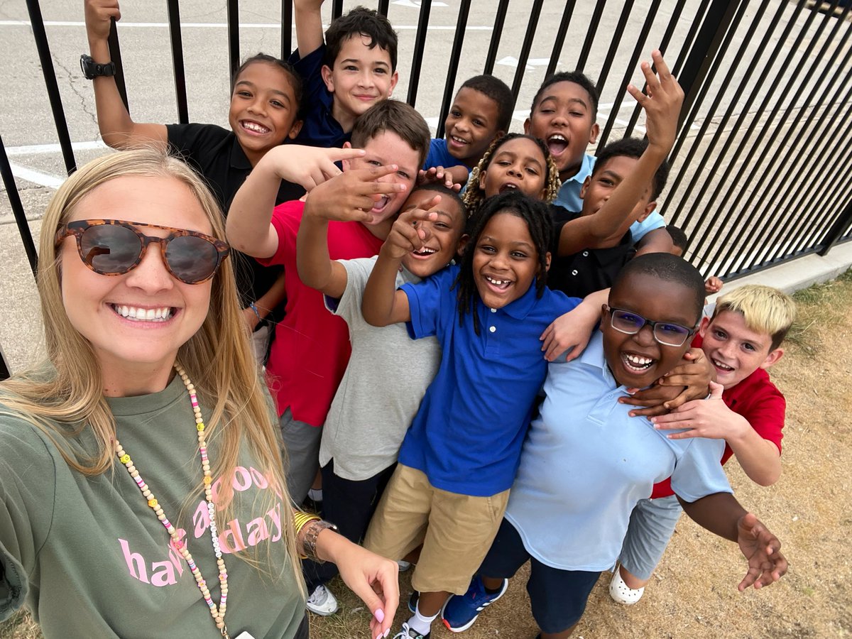 MrsReichle's tweet photo. Big smiles at recess 😃 https://t.co/n21kTraO1M