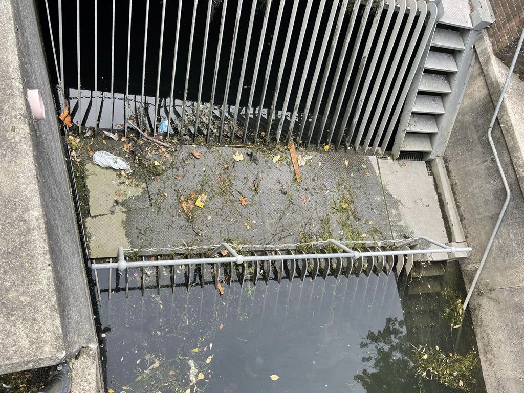 DeTom48's tweet photo. #TeamEA #Dover #WeedScreen cleaned after recent rainfall @OurFinestDour @DoverDC @EnvAgencySE
If you see a blockage call us on 0800807060 https://t.co/uXgboFYtsl
