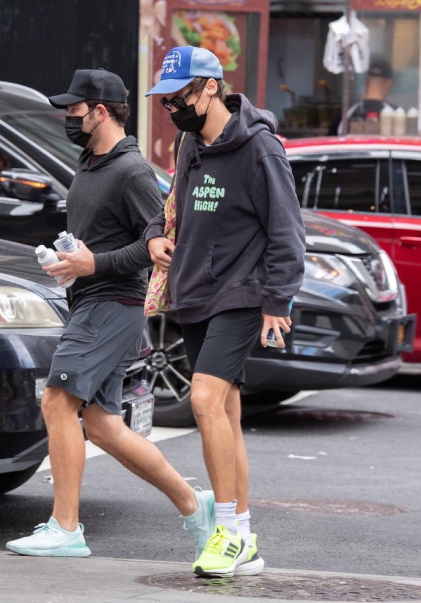 hsdcandids's tweet photo. Harry out in New York - 18 August https://t.co/0rp2Ar1Q1L