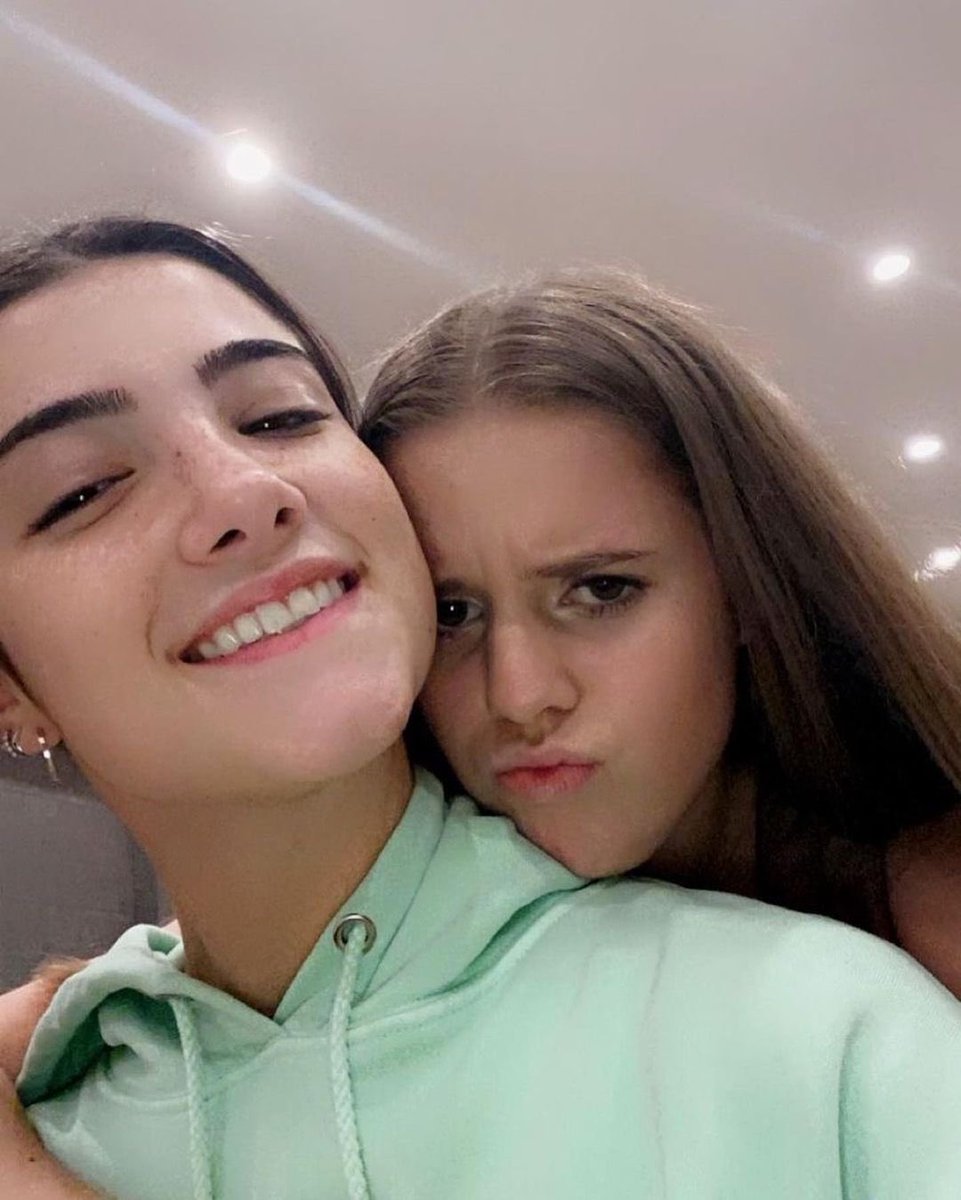 chrqsday's tweet photo. chemma 4 ever🫶🏻🫶🏻 my favs always <3 @charlidamelio @GemmaAHuck https://t.co/btNLj5aPml