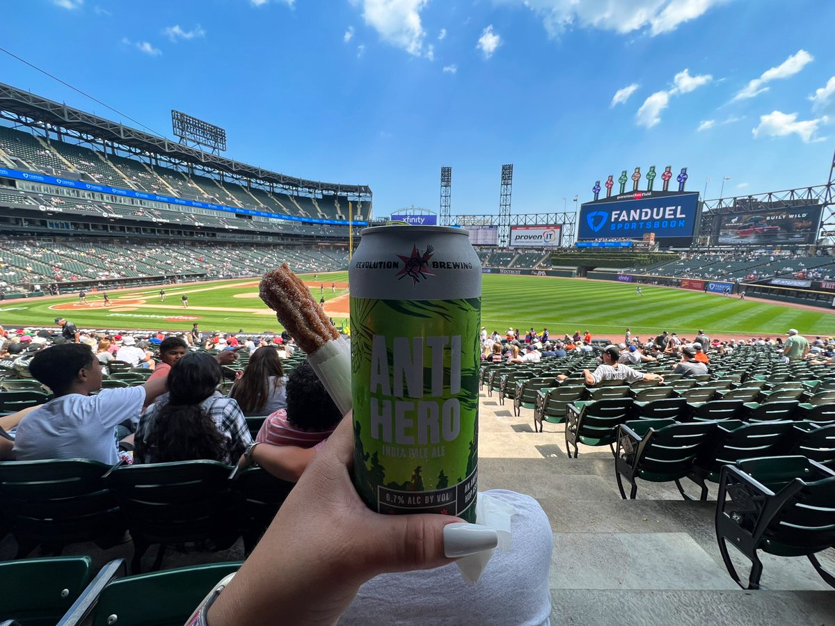 StadiumStephy's tweet photo. Back for the series finally! Todays vibes…a cajeta churro and Anti Hero IPA from @RevBrewChicago 🤘🏽#LevelUp https://t.co/t21pnWa7Y8