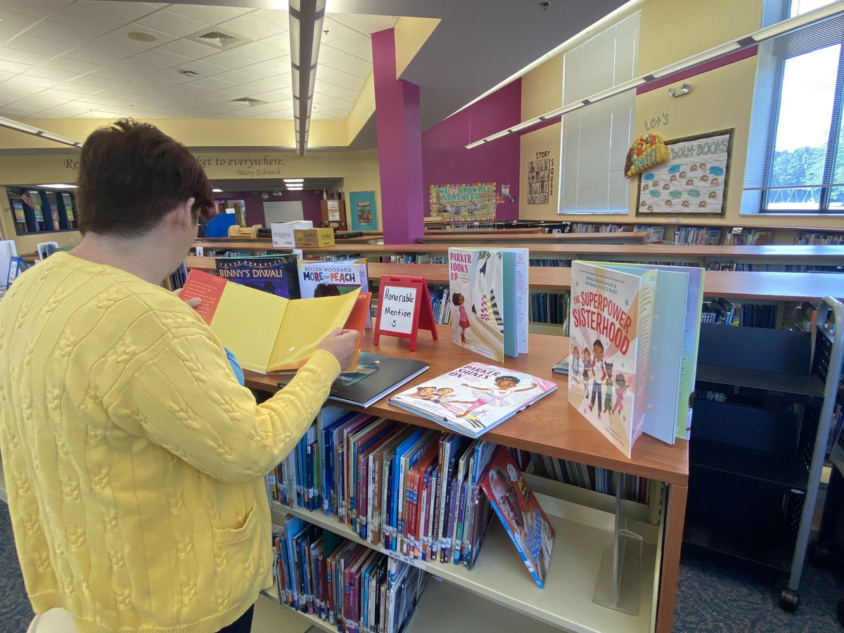 lizzy_malloy's tweet photo. Shoutout to @Henderson_LC  for an awesome breakout on new read alouds💚 #loveteachinspire @limbohr @slsides18 #eaglepride https://t.co/F8vNs2akJ3