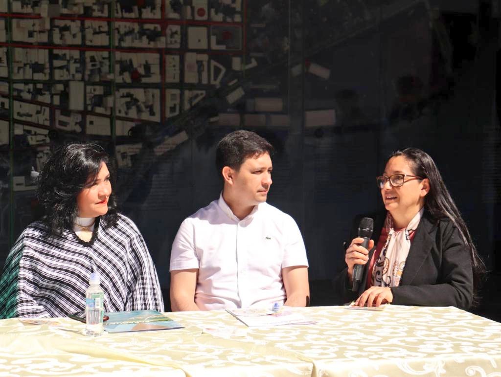 Sofiaemontiel's tweet photo. Me enorgullece conocer iniciativas de la sociedad civil como #AsuMapa, una plataforma que destaca 85 lugares representativos de la idiosincrasia de nuestra capital asuncena. Felicitaciones a los jóvenes innovadores que impulsaron este proyecto digital! https://t.co/ymSN2533J0