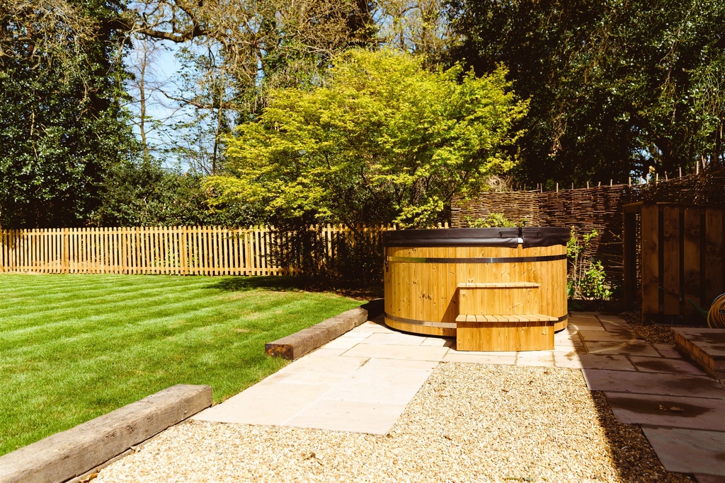Our newest holiday cottage, Gatehouse North, comes with exclusive access to the outdoor hot tub. Enjoy the great British summer weather with a dip during your stay. 

Book your holiday direct through our website for the best rates. Photography: @jamesrousephoto