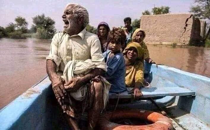ExpertsFacebook's tweet photo. ہمارا پہلا دکھ یہ ہے کہ پوری تحصیل کی تقریباً ساری بستیاں ڈوب چکی ہیں۔ہمارے گھر بار،مال مویشی سب کچھ ڈوب چکے ہیں۔ ہمارا دوسرا اور سب سے بڑا دکھ یہ ہے کہ ہماری اس مشکل کو مشکل نہیں سمجھا گیا۔ہمارے حالات کو نہ تو میڈیا نے سنا نہ ہی حکومت نے۔
#TaunsaNeedsAttention 
#تونسہ_بچاؤ https://t.co/ZXmOYnBSp7