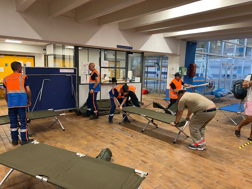 [INTEMPÉRIES CORSE] 💨⛈

Après une journée dramatique pour notre île, la mobilisation continue ce soir ! Nos bénévoles participent à la mise en place d’un hébergement d’urgence au gymnase Pascal Rossini en collaboration avec le <a href="/Prefet2A/">Préfet de Corse, préfet de Corse-du-Sud</a> <a href="/VilledAjaccio/">Ville d’Ajaccio - Cità d'Aiacciu</a> @civile_de <a href="/pays_ajaccien/">CAPA</a>