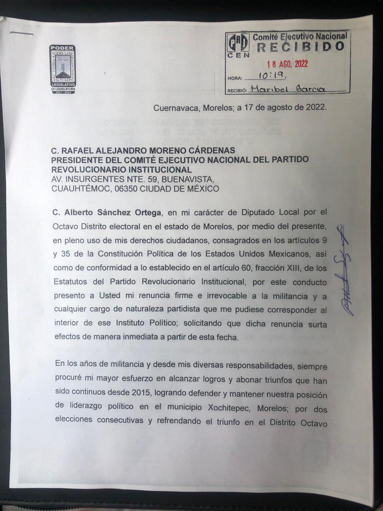 circulo_depoder's tweet photo. #Morelos | 🔴 RENUNCIA BETO SÁNCHEZ AL PRI / El diputado @BetoSanchezOrt, hizo pública su renuncia al #PRI (partido en el que militó por muchos años); el ahora legislador sin partido, argumentó que ya no coincidía con el rumbo que había tomado el partido.
#PRIMorelos https://t.co/HfVv7pVUQI