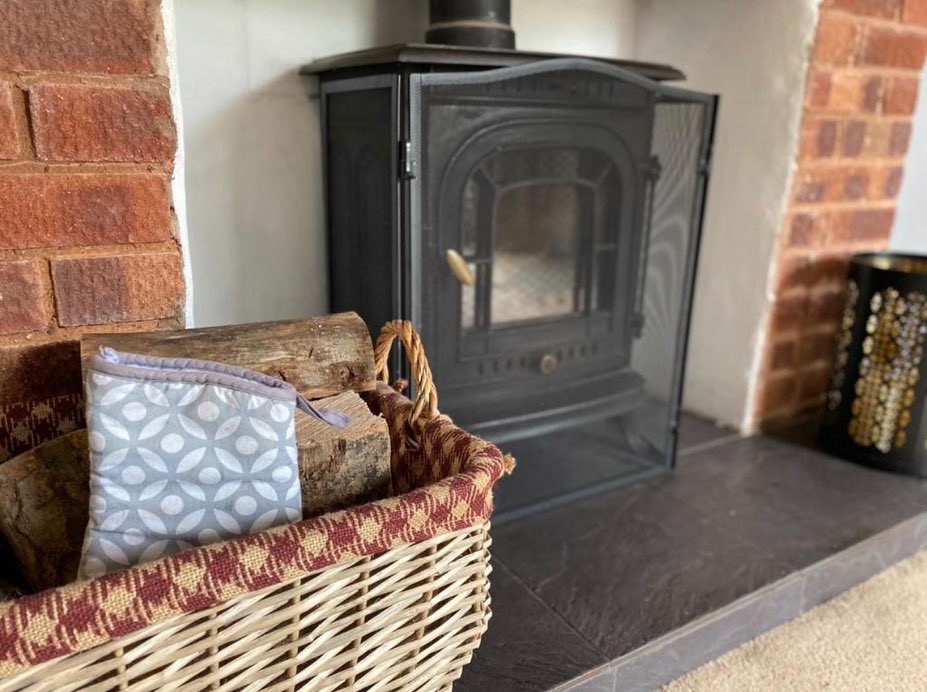 DiamondTiverton's tweet photo. How cosy and inviting does this fireplace look? 🥰 This pretty cottage in #Halberton - currently used as a holiday home - is available for sale with no onward chain 🔑 https://t.co/OpoeTNSp3v
#devonhomes #devonlife #middevon #exevalley #devon #proudguildmember #devonproperty https://t.co/JYQLawrezo