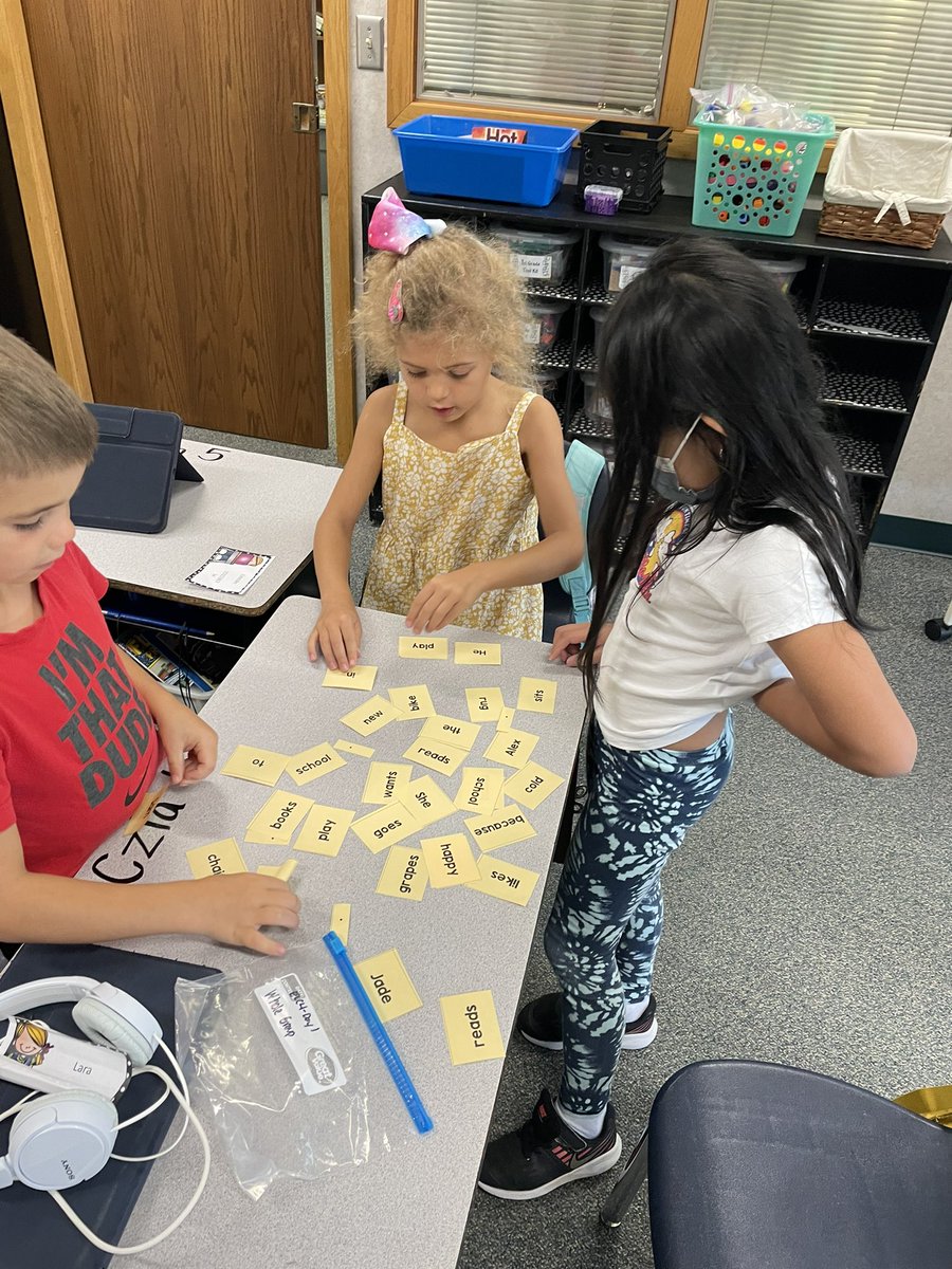 HESVerBryck1's tweet photo. Students putting words together to make a sentence. One friend says: “Hey-we have to show it stops!” https://t.co/AfUmvie1Qo