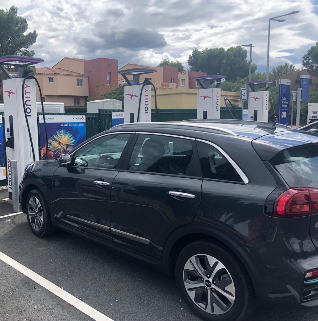 Ruta per França en vehicle elèctric. Experiència 100% positiva. Cap problema per carregar on hem volgut, zero temps d'espera i a un cost tres vegades inferior que fer el mateix amb un diesel. Si esteu dubtant, ja és el moment de fer el pas a l'elèctric!
