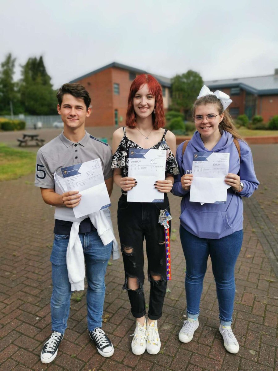 chloe elliott tweet media
