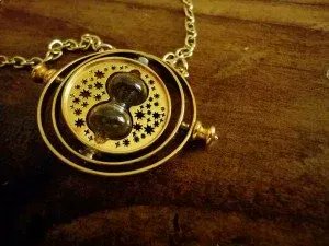 MuggleNet's tweet photo. Time-Turners have always been tricky devices. In this article, we discuss why using them inevitably leads to many different obstacles. #TimeTurners
https://t.co/i1AMlppw1V https://t.co/dIOlwG1IJz