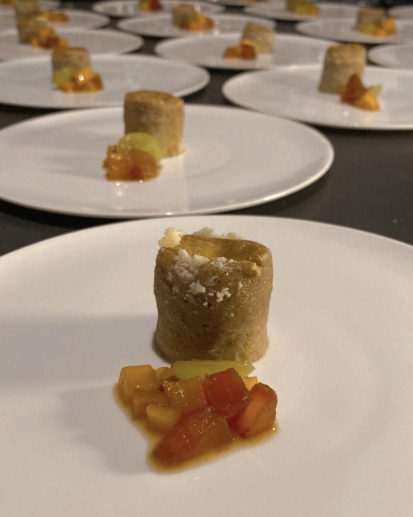 Mira que esconde este bizcocho de almendra 😋
Reinterpretamos la cocina catalana con un postre que comían los músicos en Barcelona. 
#gastroshows #cuinacatalana #experienciagastronomica #menudegustación