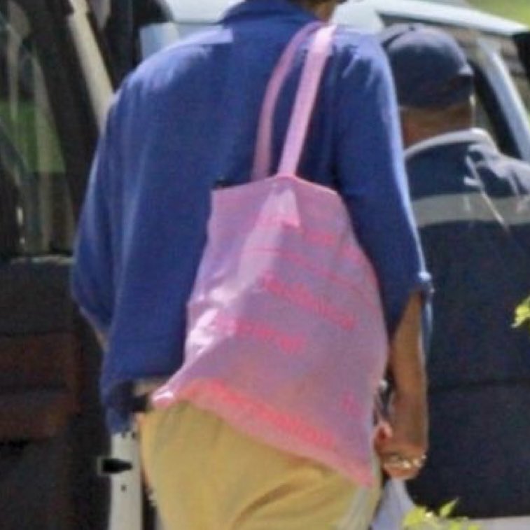 7Osloveontour's tweet photo. obsessed with harry’s tote bag collection https://t.co/plxKZlmlfT