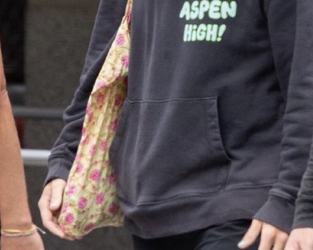 7Osloveontour's tweet photo. obsessed with harry’s tote bag collection https://t.co/plxKZlmlfT