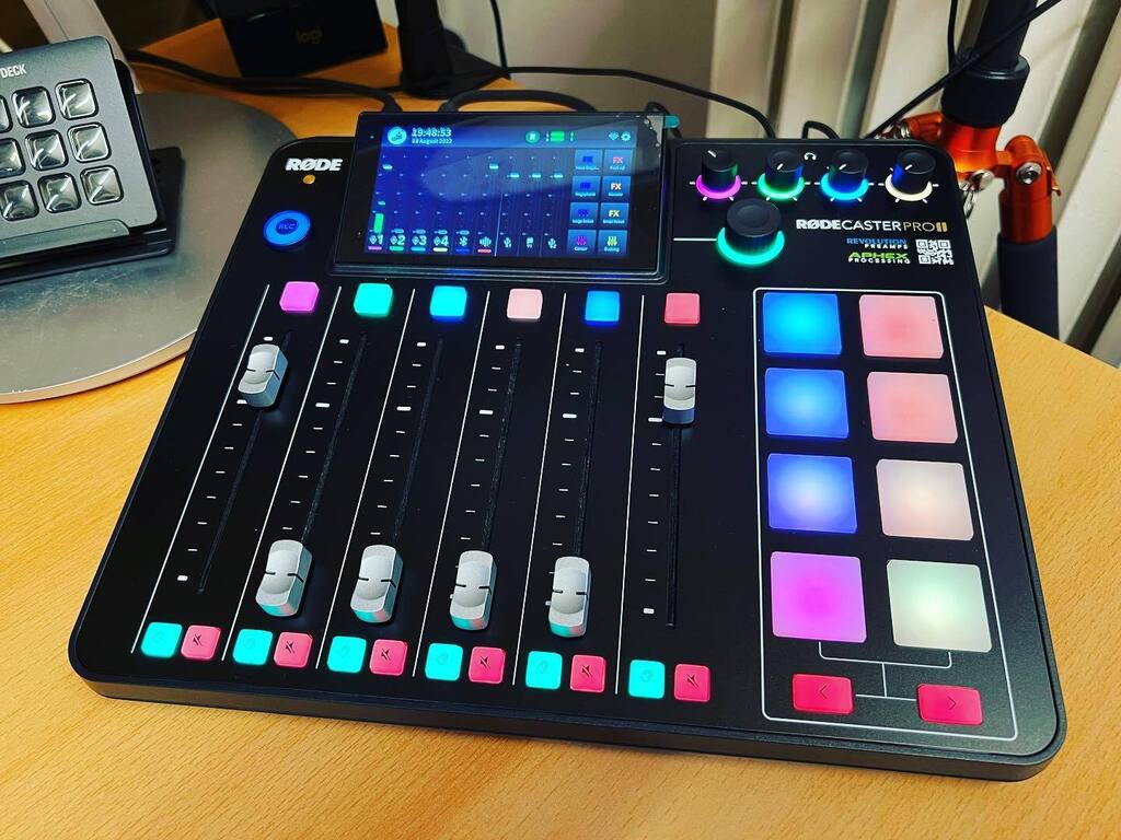 jcfrick's tweet image. Habe mein Studio etwas aufgerüstet 🤩 #RodeCasterPro2