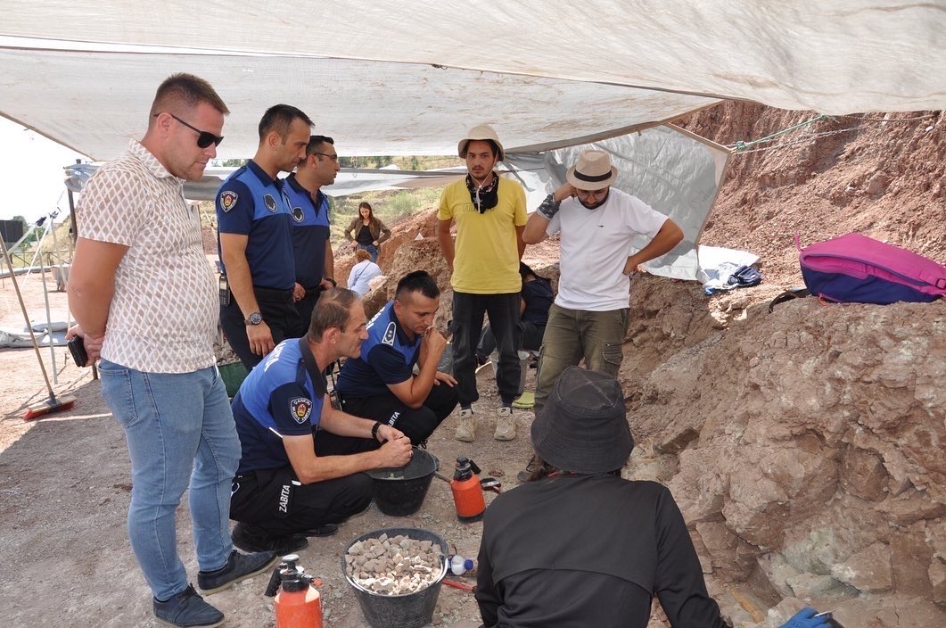 aylasevimerol's tweet photo. Çankırı Belediyesinden zabıta arkadaşlarımız da fosillere ilgi duyan önemli konuklarımız arasındaydı. https://t.co/ZhzDmh83IW