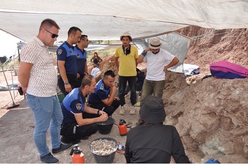 aylasevimerol's tweet photo. Çankırı Belediyesinden zabıta arkadaşlarımız da fosillere ilgi duyan önemli konuklarımız arasındaydı. https://t.co/ZhzDmh83IW